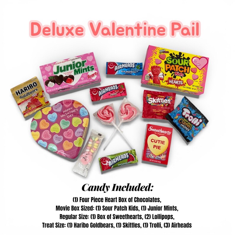 Puede incluir: Un surtido de caramelos de San Valent&iacute;n con una caja en forma de coraz&oacute;n, Junior Mints, Sour Patch Kids, piruletas y m&aacute;s. El texto "Deluxe Valentine Pail" est&aacute; en la parte superior, con una lista de los caramelos incluidos.