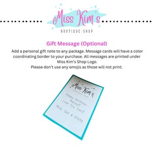 Puede incluir: Se muestra una tarjeta de mensaje de regalo con un borde turquesa. La tarjeta dice "&iexcl;Feliz cumplea&ntilde;os Maddy!! &iexcl;Te quiero mucho! Mam&aacute;, pap&aacute; y Olivia". La tarjeta es de Miss Kim's Boutique Shop.
