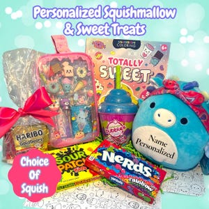 Peut inclure: Un panier cadeau avec un Squishmallow bleu, des bonbons, un livre de coloriage et une trousse transparente remplie de jouets miniatures. Le Squishmallow porte l'inscription "Name Personalized". Le panier comprend des Haribo Goldbears et des bonbons Nerds.