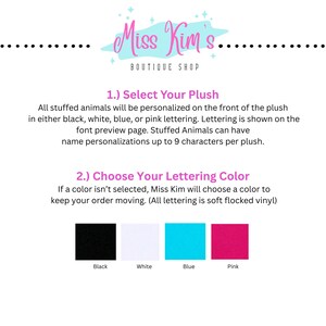 Puede incluir: Imagen de Miss Kim's Boutique Shop. La imagen incluye instrucciones para personalizar animales de peluche. Las opciones incluyen letras negras, blancas, azules o rosas. Las personalizaciones pueden tener hasta 9 caracteres. La tienda elegir&aacute; un color si no se selecciona ninguno.