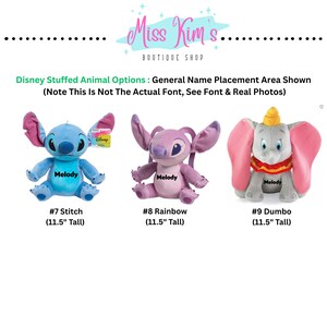 Puede incluir: Tres peluches de Disney: Stitch, Rainbow y Dumbo. Stitch es azul con orejas rosas, Rainbow es morado y Dumbo es gris con orejas rosas. Cada peluche mide 29,2 cm de alto y tiene la palabra "Melody" en el pecho.