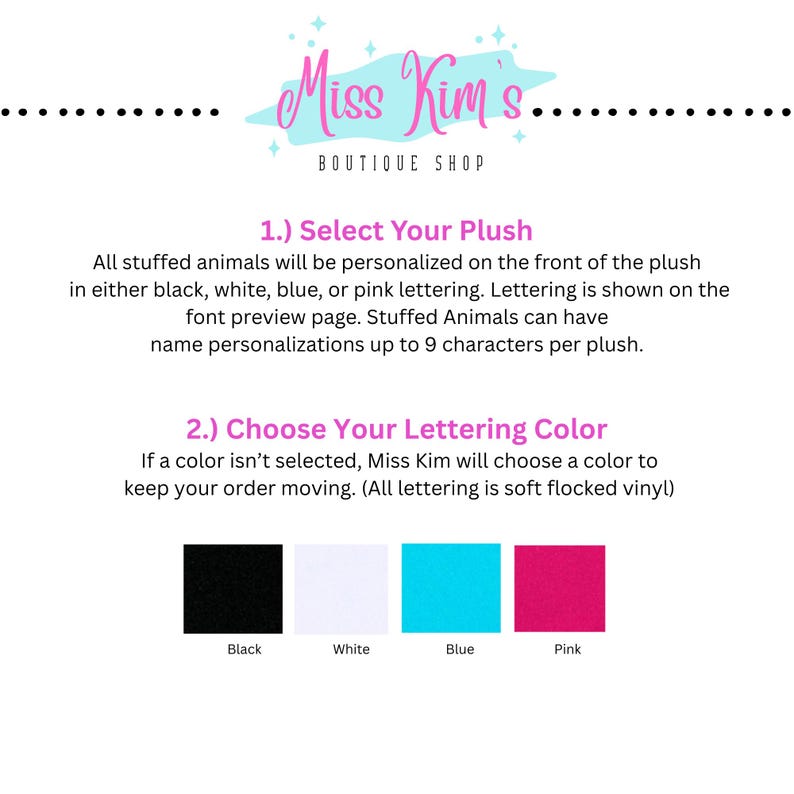 Puede incluir: Imagen de Miss Kim's Boutique Shop. La imagen incluye instrucciones para seleccionar un peluche y elegir un color de letras. Los colores de letras disponibles son negro, blanco, azul y rosa. El texto indica que los animales de peluche pueden tener personalizaciones de nombre de hasta 9 caracteres.