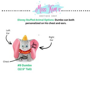 Puede incluir: Un peluche de Dumbo gris con orejas rosas y un sombrero amarillo. El texto "love you!" est&aacute; en una oreja. El peluche mide 31,75 cm de alto y se puede personalizar en el pecho y las orejas.