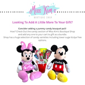 Puede incluir: Imagen de Miss Kim's Boutique Shop con peluches de Minnie y Mickey Mouse. Un cubo rojo lleno de caramelos se encuentra entre los personajes. El texto de la imagen dice: "Looking To Add A Little More To Your Gift?" y "Consider adding a yummy candy bouquet pail!"