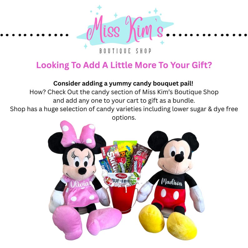 Puede incluir: Imagen de Miss Kim's Boutique Shop con peluches de Minnie y Mickey Mouse. Un cubo rojo lleno de caramelos se encuentra entre los personajes. El texto de la imagen dice: "Looking To Add A Little More To Your Gift?" y "Consider adding a yummy candy bouquet pail!"