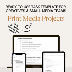 Puede incluir: Una plantilla de tareas digital para proyectos de medios impresos, mostrada en una computadora portátil, un teléfono inteligente y una tableta. Las pantallas muestran un esquema del proyecto con títulos como "Creative Brief & Concepting" y "Design & Iteration". El texto incluye "READY-TO-USE TASK TEMPLATE" y "Print Media Projects".