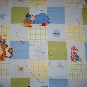 Può includere: Un tessuto patchwork blu e verde con personaggi di Winnie the Pooh. Il tessuto presenta Winnie the Pooh, Tigro, Maialino e Ih-Oh. Il tessuto è perfetto per il quilting, la cucitura e l'artigianato.