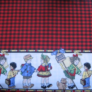 Puede incluir: Tela a cuadros rojos y negros con un borde de niños caminando a la escuela. El borde presenta un diseño de lápiz amarillo, un pájaro azul y un letrero que dice "Precaución Niños Cruzando".