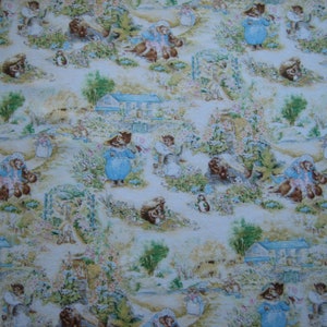 Puede incluir: Una tela blanca con un patrón repetido de conejos vestidos de azul, casas y flores. Los conejos llevan gorros azules y llevan cestas.