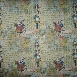 Pode incluir: Um padrão repetido de estilo vintage com personagens de Alice no País das Maravilhas. O padrão inclui Alice, o Coelho Branco e texto do livro. O fundo é verde e marrom desbotado com um aspecto envelhecido.