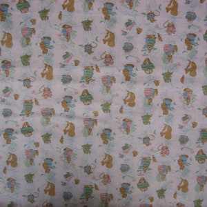 Puede incluir: Tela blanca con un patrón repetido de ilustraciones caprichosas. El diseño incluye caballos, tazas de té, sombreros y elementos florales en colores pastel como rosa, verde y azul. La estética general es suave y juguetona.