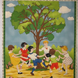 Puede incluir: Una ilustración colorida de niños jugando en un parque. Los niños llevan diferentes atuendos y juegan a juegos como saltar la cuerda y las escondidas. Hay un gran árbol en el centro de la imagen y un cielo azul con nubes blancas en el fondo.