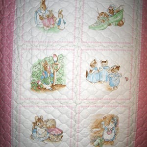 ビアトリクス・ポターの6つの情景を描いたベビーキルト用パネル（1988年、スプリングス・インダストリーズ）パターン7396、ピンクボーダー