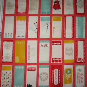 Puede incluir: Una hoja de tela roja con varias etiquetas de colores. Las etiquetas presentan diferentes diseños, incluyendo flores, números, letras y palabras como "Handmade for You" y "Happiness".