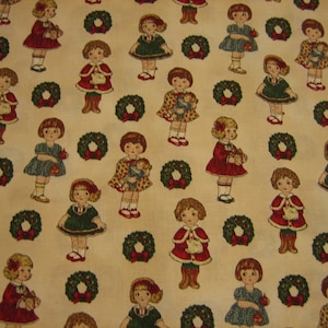 Puede incluir: Una tela de color crema con un patrón repetitivo de muñecas que llevan vestidos rojos, verdes y azules. Cada muñeca lleva una muñeca pequeña o una corona. El fondo es de color crema con coronas verdes.