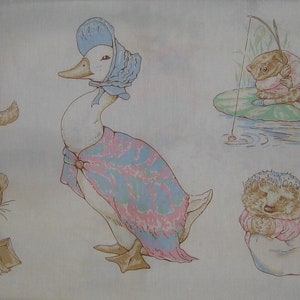 Puede incluir: Un panel de tela blanco con una ilustración colorida de un pato, un conejo, dos gatos y un erizo. El pato lleva un sombrero azul y un vestido estampado en rosa y azul. El conejo lleva una chaqueta azul y una bufanda rosa. Los gatos llevan pelaje marrón y blanco. El erizo lleva un vestido rosa y blanco.