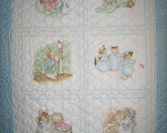 Beatrix Potter 6-scener panel för att göra spjälsängsfilt (1988, Springs Industries) Mönster 7396, med BLÅ kant