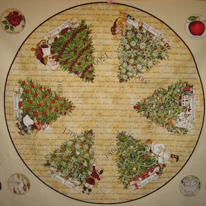 Könnte beinhalten: Ein beigefarbener Stoff mit einem kreisförmigen Design, das verschiedene Weihnachtsbäume und Text zeigt. Der Text enthält die Jahre 1700, 1800, 1900, 2000 und 500. Die Bäume sind mit Ornamenten geschmückt, darunter rote Äpfel, rote Rosen und Glasperlen. Der Text beschreibt die Geschichte des Weihnachtsbaums.