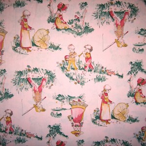 Puede incluir: Un patrón repetitivo sobre un fondo rosa claro presenta a niños con ropa vintage jugando en un jardín. Las ilustraciones incluyen figuras con sombrillas, tocando instrumentos y boca abajo. También hay follaje verde y flores.