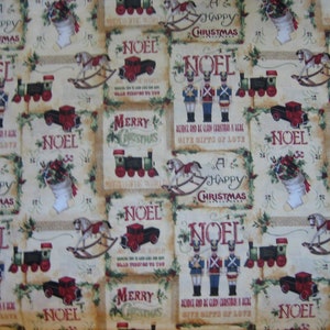 Pode incluir: Tecido com tema natalino com padrões repetidos. O design inclui soldados de brinquedo, trens, cavalos de balanço e caminhões vermelhos. As palavras "NOEL" e "MERRY CHRISTMAS" são apresentadas no design, juntamente com outro texto.
