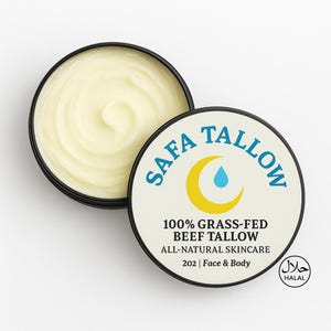 Op de afbeelding: Een potje SAFA Tallow huidverzorgingsproduct. Het open zwarte potje onthult een werveling van romige, lichtgele balsem. Het deksel, met de tekst "SAFA TALLOW", heeft een gele halve maan en een blauwe waterdruppel. Het etiket vermeldt "100% Grass-Fed Beef Tallow".