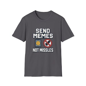 Camiseta unisex de estilo suave con diseño de Lord Meme, letras pixeladas, teléfono sonriente y símbolo de no misiles.