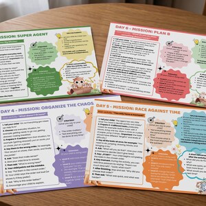 Op de afbeelding: Vier kleurrijke kaarten met tekst en illustraties liggen op een houten tafel. De kaarten, getiteld "Mission: Super Agent" en "Organize the Chaos", hebben verschillende kleurenschema's en ontwerpen, met tekst en afbeeldingen.