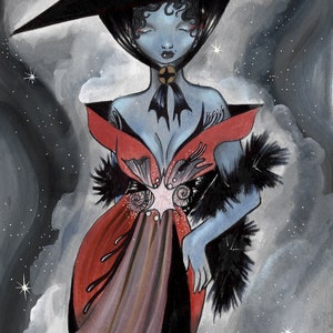 Peut inclure: Illustration artistique d'une figure à la peau bleu pâle, portant un chapeau noir et une robe rouge et marron. La figure a les yeux fermés et est ornée d'accents de plumes noires. Le fond est un mélange de gris et de blanc avec des détails en forme d'étoiles.