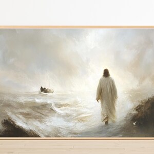 Puede incluir: Obra de arte enmarcada que representa una figura con una túnica blanca caminando sobre el agua, con un barco a lo lejos. La pintura tiene una paleta de colores suave y apagada con un enfoque en la luz y la sombra, evocando paz.