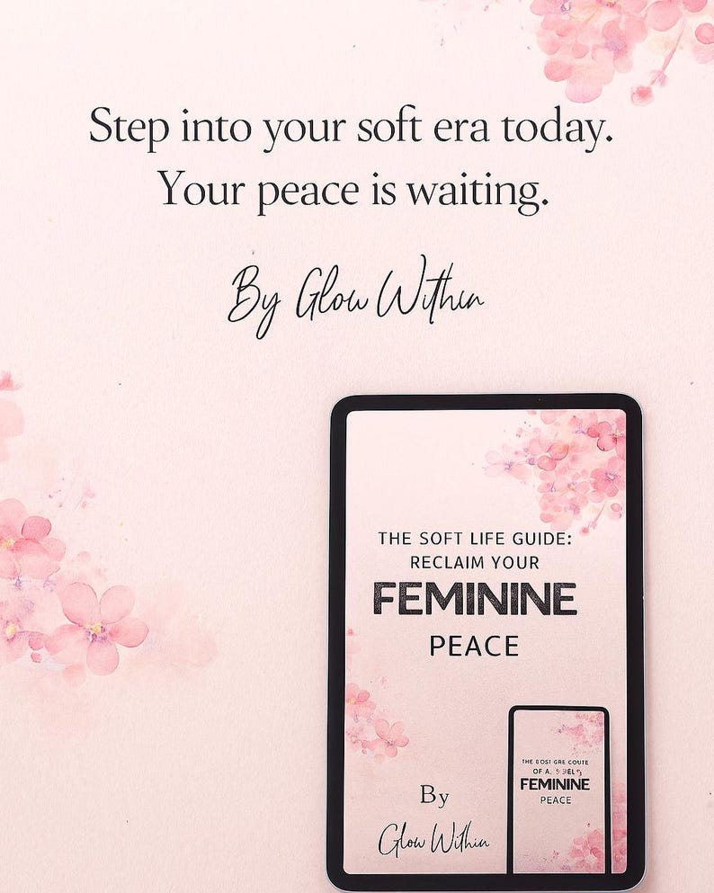 Op de afbeelding: Een digitale tablet toont een boekomslag met de titel "The Soft Life Guide: Reclaim Your Feminine Peace". De achtergrond is zachtroze met bloemaccenten en de tekst "Step into your soft era today. Your peace is waiting."