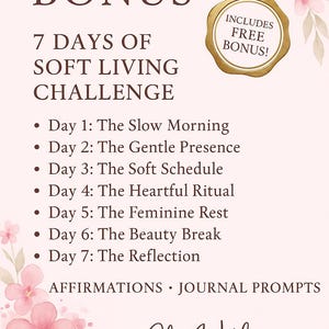 Op de afbeelding: Een zachte roze en witte afbeelding met de tekst "BONUS" en "7 DAYS OF SOFT LIVING CHALLENGE." Bevat een gouden zegel met "INCLUSIEF GRATIS BONUS!" en een lijst met dagelijkse prompts. Bloemenaccenten.