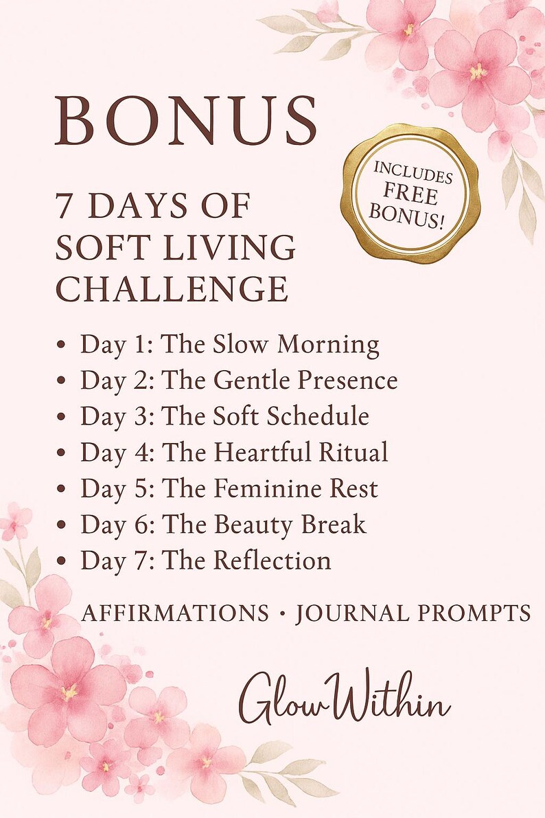 Op de afbeelding: Een zachte roze en witte afbeelding met de tekst "BONUS" en "7 DAYS OF SOFT LIVING CHALLENGE." Bevat een gouden zegel met "INCLUSIEF GRATIS BONUS!" en een lijst met dagelijkse prompts. Bloemenaccenten.