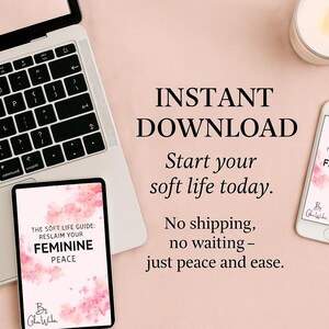 Op de afbeelding: Een laptop, tablet en smartphone tonen de tekst "THE SOFT LIFE GUIDE: RESLAIM YOUR FEMININE PEACE" met een bloemenontwerp. De afbeelding bevat ook een brandende kaars en de woorden "INSTANT DOWNLOAD".