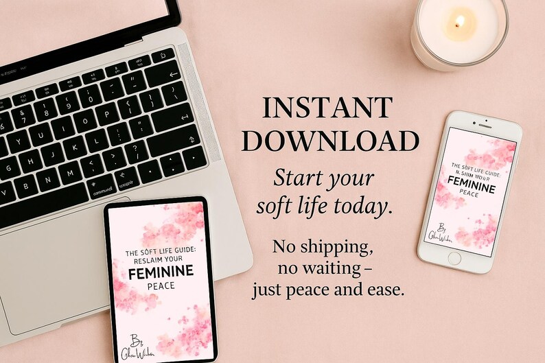 Op de afbeelding: Een laptop, tablet en smartphone tonen de tekst "THE SOFT LIFE GUIDE: RESLAIM YOUR FEMININE PEACE" met een bloemenontwerp. De afbeelding bevat ook een brandende kaars en de woorden "INSTANT DOWNLOAD".