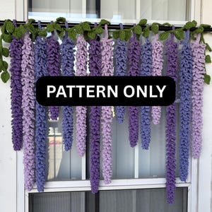 Può includere: Un cartello in legno rustico con la scritta "Welcome to our home" in stile scritto a mano. Il cartello presenta una finitura invecchiata e un design semplice e invitante, ideale per l'arredamento dell'ingresso.