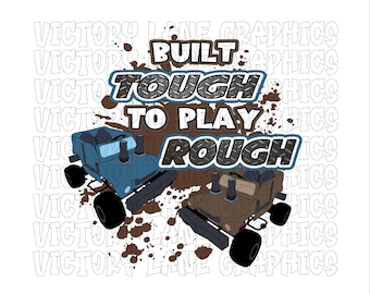 Könnte beinhalten: Grafikdesign mit zwei Monstertrucks in Blau und Braun, mit dem Text "BUILT TO PLAY ROUGH". Das Design beinhaltet Schlammspritzer und die Worte "VICTORY LANE GRAPHICS" im Hintergrund.