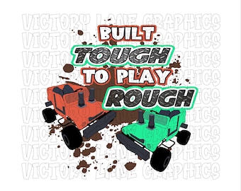 Könnte beinhalten: Illustration mit zwei Monstertrucks, einem orangefarbenen und einem grünen, mit dem Text "BUILT TO PLAY ROUGH". Die Trucks befinden sich vor einem weißen Hintergrund mit braunen Spritzern und den Worten "VICTORY LANE GRAPHICS" wiederholt.