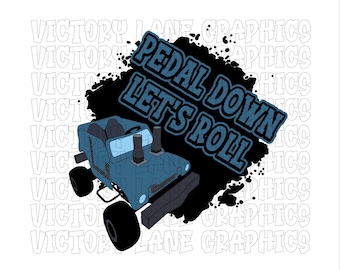 Könnte beinhalten: Ein blaues Offroad-Fahrzeug im Cartoon-Stil mit großen schwarzen Reifen. Der Text "PEDAL DOWN LET'S ROLL" ist in blauer Schrift mit schwarzer Umrandung auf einem schwarzen Spritzer-Hintergrund. Der Text "VICTORY LANE GRAPHICS" ist im Hintergrund.