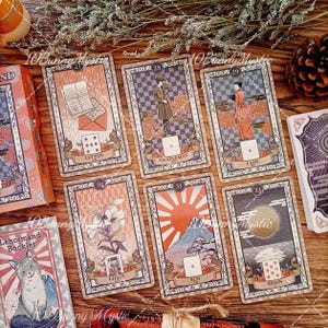 K&ouml;nnte beinhalten: Ein Set von Lenormand-Orakelkarten mit illustrierten Motiven wie Brief, Herr, Dame, Lilien, Sonne und Mond. Jede Karte zeigt eine Nummer, einen Titel und ein kleines Spielkartensymbol innerhalb eines dekorativen Rahmens.