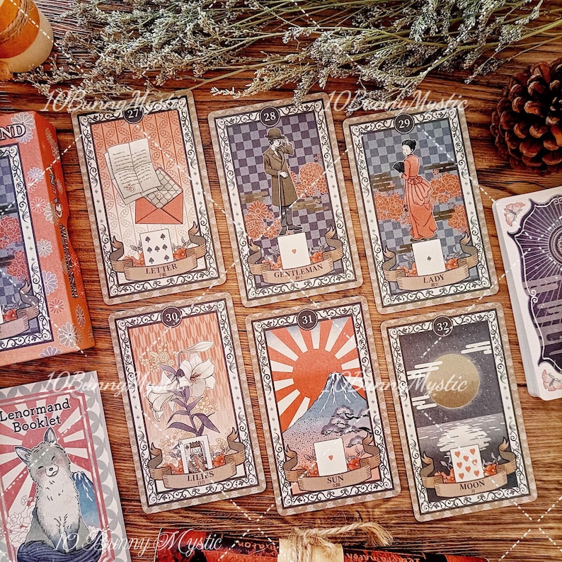 K&ouml;nnte beinhalten: Ein Set von Lenormand-Orakelkarten mit illustrierten Motiven wie Brief, Herr, Dame, Lilien, Sonne und Mond. Jede Karte zeigt eine Nummer, einen Titel und ein kleines Spielkartensymbol innerhalb eines dekorativen Rahmens.