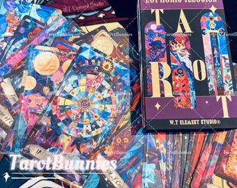 Puede incluir: Un mazo de cartas de tarot con ilustraciones coloridas. La caja, etiquetada como "Euphoric Illusion", presenta imágenes complejas. Las cartas muestran diversos símbolos y figuras. La caja también tiene el texto "W.T. Element Studio."