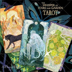 Puede incluir: Un conjunto de cartas de tarot con ilustraciones detalladas. Las cartas muestran imágenes de figuras y símbolos, incluyendo "Queen of Wands", "The High Priestess" y "Nine of Pentacles". El conjunto se titula "The Whisper of Stars and Garden Tarot."