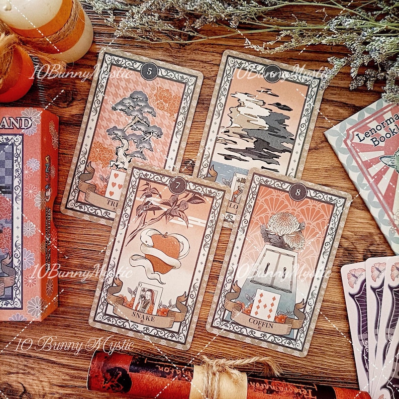 K&ouml;nnte beinhalten: Ein Lenormand-Orakelkartendeck mit vier rechteckigen Karten, die mit den Nummern 5, 6, 7 und 8 versehen sind. Die Karten zeigen Illustrationen eines Baumes, Wolken, einer Schlange um einen Apfel und eines Sarges mit Blumen sowie eine Schachtel.