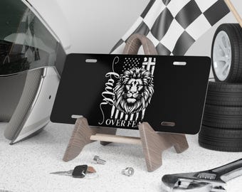 Placa de matrícula con león y la frase "Fe sobre el miedo", decoración personalizada de aluminio para automóviles