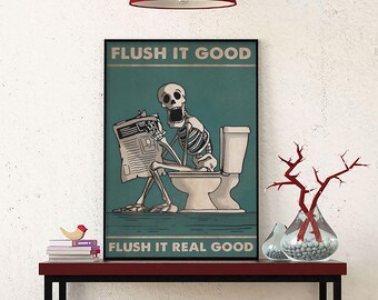 Könnte beinhalten: Ein humorvolles Poster mit einem Skelett auf einer Toilette, das eine Zeitung liest. Auf dem Poster stehen die Sätze "FLUSH IT GOOD" und "FLUSH IT REAL GOOD" in weißer Schrift auf türkisblauem Hintergrund. Das Skelett sitzt mit offenem Mund.