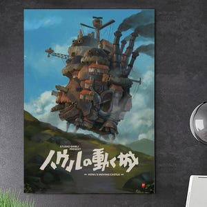 K&ouml;nnte beinhalten: Ein Poster mit einer detaillierten Illustration von Howls Moving Castle von Studio Ghibli. Das Schloss ist eine komplexe Struktur mit Schornsteinen, Geb&auml;uden und beweglichen Teilen, vor blauem Himmel und gr&uuml;ner Landschaft. Japanischer Text ist sichtbar.