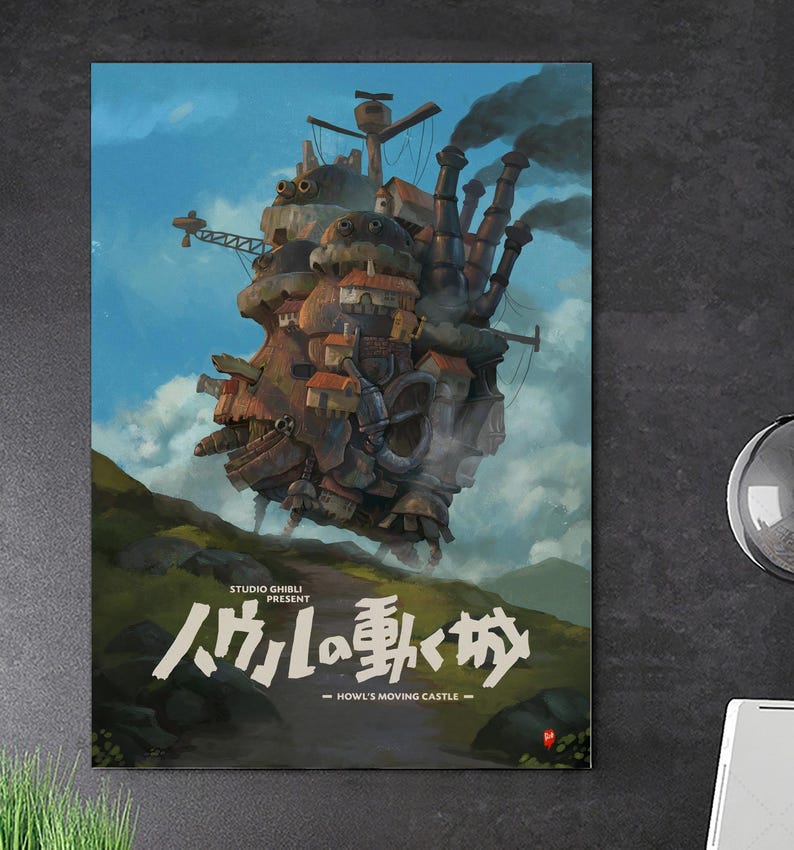 K&ouml;nnte beinhalten: Ein Poster mit einer detaillierten Illustration von Howls Moving Castle von Studio Ghibli. Das Schloss ist eine komplexe Struktur mit Schornsteinen, Geb&auml;uden und beweglichen Teilen, vor blauem Himmel und gr&uuml;ner Landschaft. Japanischer Text ist sichtbar.