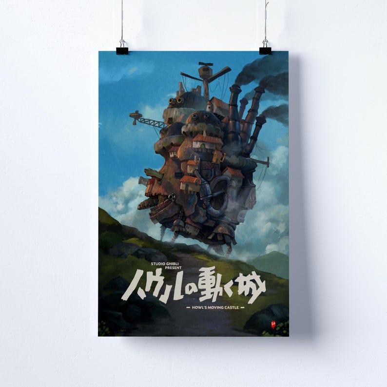 K&ouml;nnte beinhalten: Ein Poster mit einer detaillierten Illustration von Howl's Moving Castle, einer fantastischen Struktur mit Schornsteinen und verschiedenen Geb&auml;uden. Die Burg schwebt &uuml;ber einer gr&uuml;nen Landschaft unter blauem Himmel. Japanischer Text und der englische Titel "Howl's Moving Castle" sind zu sehen.