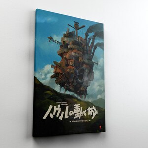 K&ouml;nnte beinhalten: Leinwanddruck von Howls Moving Castle. Das Kunstwerk zeigt ein detailliertes Schloss im Steampunk-Stil mit Schornsteinen vor einem bew&ouml;lkten Himmel. Der japanische Titel und der englische Untertitel sind unten sichtbar.