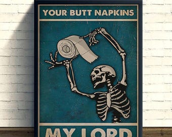 Könnte beinhalten: Ein gerahmtes Poster mit türkisblauem Hintergrund zeigt ein Skelett, das eine Rolle Toilettenpapier hält. Der Text oben lautet "YOUR BUTT NAPKINS" und der Text unten lautet "MY LORD" in einer fetten Schriftart.